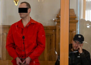 09.11.2023. Rzeszów. Oskarżony Artur R. na sali Sądu Okręgowego w Rzeszowie. Rozpoczął się proces 38-letniego Artura R. oskarżonego o zabójstwo ze szczególnym okrucieństwem i z motywacji zasługującej na szczególne potępienie, psycholożki w Zakładzie Karnym w Rzeszowie, funkcjonariuszki Służby Więziennej Bogumiły B.-P. Artur R. zaatakował kobietę 22 lutego 2022 r. w trakcie konsultacji psychologicznej, w pokoju, w którym odbywały się standardowe rozmowy z osadzonymi / Fot. Darek Delmanowicz - PAP