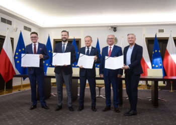 10.11.2023.Warszawa. Przewodniczący Platformy Obywatelskiej Donald Tusk (w środku), przewodniczący Polski 2050 Szymon Hołownia (z lewej), prezes Polskiego Stronnictwa Ludowego Władysław Kosiniak-Kamysz (drugi z lewej) oraz współprzewodniczący Nowej Lewicy Włodzimierz Czarzasty (drugi z prawej) i Robert Biedroń (z prawej) podczas uroczystości parafowania umowy koalicyjnej w Senacie / Fot. Marcin Obara - PAP