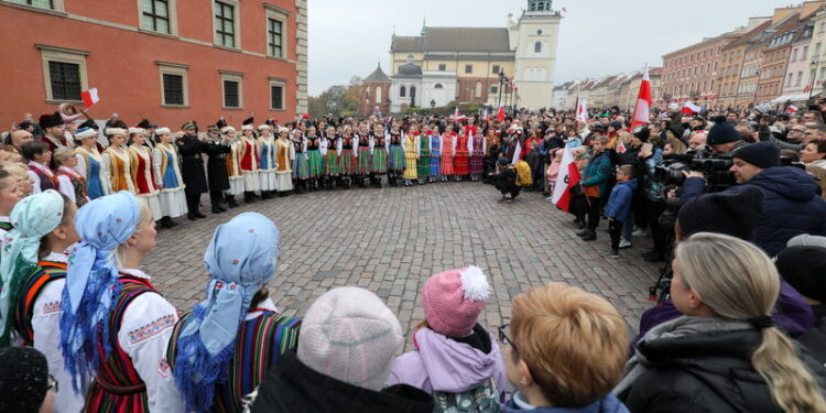 Polacy w kraju i za granicą wspólnie odśpiewali Mazurka Dąbrowskiego