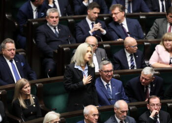 Na baczność, z ręką na sercu, w części dodając "tak mi dopomóż Bóg" - tak posłowie X kadencji składali w poniedziałek ślubowanie.