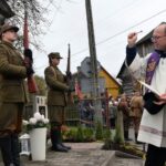 20.11.2023. Rogów. Mieszkańcy upamiętnili Jana i Stanisława Ciasiów żołnierzy Wojska Polskiego, partyzantów. Przy kapliczce wmurowano dwie tablice poświęcone urodzonym w podkoneckiej wsi żołnierzom / Fot. Magdalena Galas-Klusek - Radio Kielce