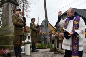 20.11.2023. Rogów. Mieszkańcy upamiętnili Jana i Stanisława Ciasiów żołnierzy Wojska Polskiego, partyzantów. Przy kapliczce wmurowano dwie tablice poświęcone urodzonym w podkoneckiej wsi żołnierzom / Fot. Magdalena Galas-Klusek - Radio Kielce