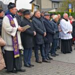 20.11.2023. Rogów. Mieszkańcy upamiętnili Jana i Stanisława Ciasiów żołnierzy Wojska Polskiego, partyzantów. Przy kapliczce wmurowano dwie tablice poświęcone urodzonym w podkoneckiej wsi żołnierzom / Fot. Magdalena Galas-Klusek - Radio Kielce