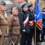 20.11.2023. Rogów. Mieszkańcy upamiętnili Jana i Stanisława Ciasiów żołnierzy Wojska Polskiego, partyzantów. Przy kapliczce wmurowano dwie tablice poświęcone urodzonym w podkoneckiej wsi żołnierzom / Fot. Magdalena Galas-Klusek - Radio Kielce