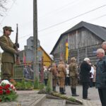 20.11.2023. Rogów. Mieszkańcy upamiętnili Jana i Stanisława Ciasiów żołnierzy Wojska Polskiego, partyzantów. Przy kapliczce wmurowano dwie tablice poświęcone urodzonym w podkoneckiej wsi żołnierzom / Fot. Magdalena Galas-Klusek - Radio Kielce