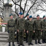 20.11.2023. Rogów. Mieszkańcy upamiętnili Jana i Stanisława Ciasiów żołnierzy Wojska Polskiego, partyzantów. Przy kapliczce wmurowano dwie tablice poświęcone urodzonym w podkoneckiej wsi żołnierzom / Fot. Magdalena Galas-Klusek - Radio Kielce