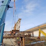 Pierwsze stalowe elementy mostu na Wiśle w Sandomierzu