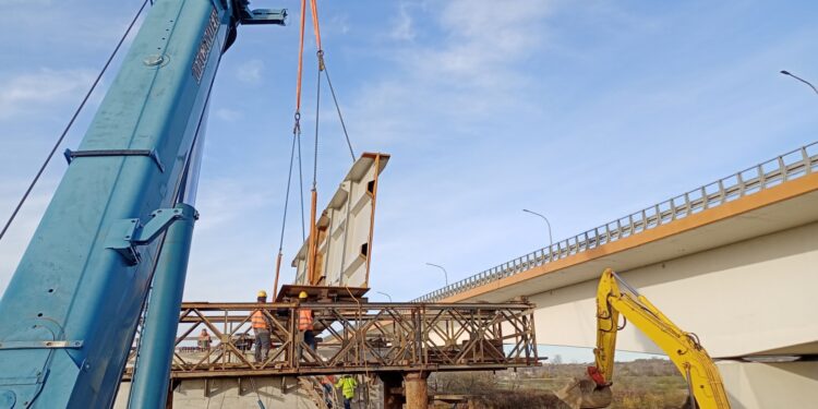 Pierwsze stalowe elementy mostu na Wiśle w Sandomierzu