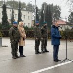 21.11.2023. Kielce. Uczniowie i studenci z Kielc w ramach projektu „My Młode Pokolenie – Tobie Ojczyzno” zdobywają podstawową wiedzę związaną z wojskiem i obronnością. Na zdjęciu (przy mikrofonie): Zbigniew Koniusz - wojewoda świętokrzyski / Fot. Monika Miller - Radio Kielce