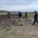 13.11.2023. Krzcin. Odnalezienie szczątków niemieckiego bombowca Heinkla He 111 z okresu II wojny światowej oraz pamiątek osobistych załogi / Fot. Grażyna Szlęzak - Radio Kielce
