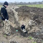 13.11.2023. Krzcin. Odnalezienie szczątków niemieckiego bombowca Heinkla He 111 z okresu II wojny światowej oraz pamiątek osobistych załogi / Fot. Grażyna Szlęzak - Radio Kielce
