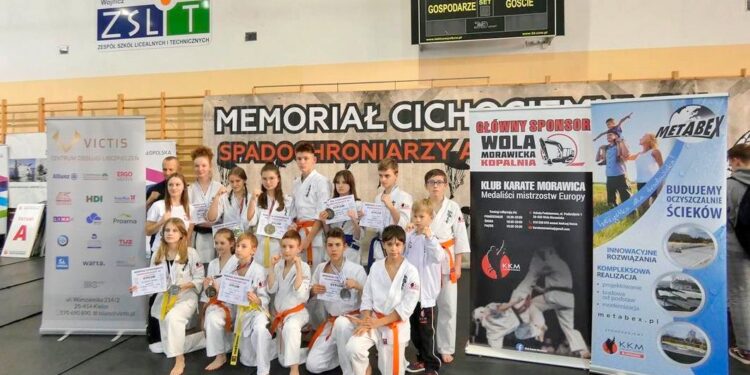 Medalowe żniwo młodych karateków
