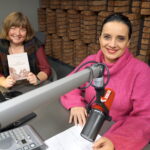 26.11.2023. Kielce. Audycja "W rytmie niedzieli". Na zdjęciu (od lewej): Aleksandra Imosa - przewodniczka po Parku Etnograficznym Muzeum Wsi Kieleckiej, Magdalena Sitek - Radio Kielce / Fot. Kamil Król - Radio Kielce