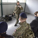 21.11.2023. Kielce. Uczniowie i studenci z Kielc w ramach projektu „My Młode Pokolenie – Tobie Ojczyzno” zdobywają podstawową wiedzę związaną z wojskiem i obronnością / Fot. Centrum Przygotowań do Misji Zagranicznych