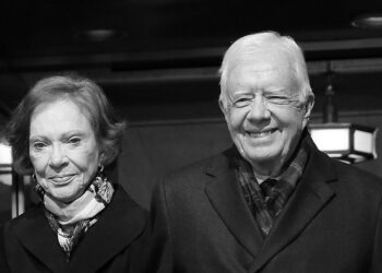 Były prezydent USA Jimmy Carter i jego żona Rosalynn Carter przybywają na inaugurację prezydencką na froncie zachodnim Kapitolu Stanów Zjednoczonych w Waszyngtonie, USA, 21 stycznia 2013 r. (wznowione 19 listopada 2023 r.). EPA/WIN MCNAMEE / POOL. Dostawca: PAP/EPA