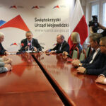 17.11.2023. Kielce. Podpisanie umów na wymianę łóżek w ŚCO / Fot. Jacek Korczyński