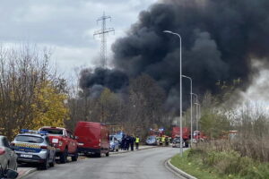 Pożar hali z chemikaliami. Na miejscu 14 zastępów straży pożarnej