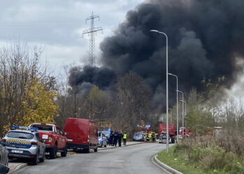 Pożar hali z chemikaliami. Na miejscu 14 zastępów straży pożarnej