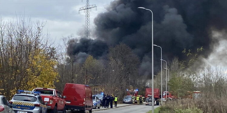 Pożar hali z chemikaliami. Na miejscu 14 zastępów straży pożarnej