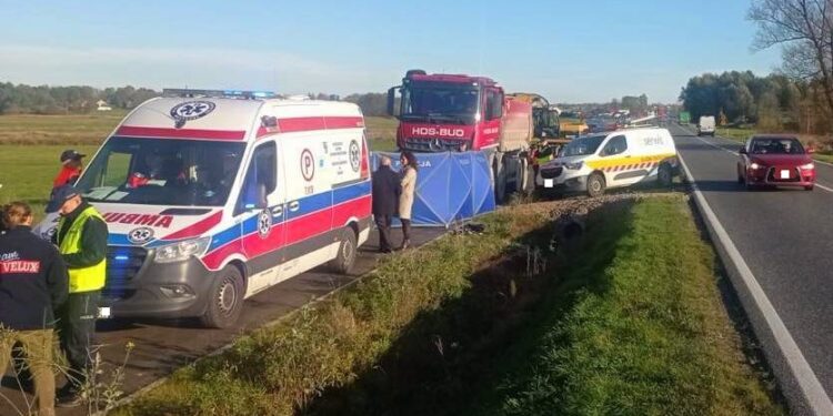 02.11.2023 Zdanowice. Tragiczny wypadek podczas budowy ścieżki rowerowej / Fot. Policja