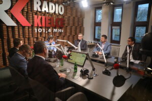 20.11.2023. Studio Polityczne Radia Kielce. / Fot. Wiktor Taszłow - Radio Kielce