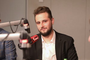 20.11.2023. Studio Polityczne Radia Kielce. Na zdjęciu: Kamil Żurek - Platforma Obywatelska. / Fot. Wiktor Taszłow - Radio Kielce
