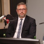 20.11.2023. Studio Polityczne Radia Kielce. Na zdjęciu: Tomasz Jamka - Suwerenna Polska. / Fot. Wiktor Taszłow - Radio Kielce