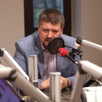 20.11.2023. Studio Polityczne Radia Kielce. Na zdjęciu: Michał Godowski - Polskie stronnictwo Ludowe. / Fot. Wiktor Taszłow - Radio Kielce