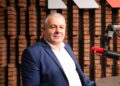 23.11.2023. Radio Kielce. Rozmowa Dnia. Na zdjęciu: Bogdan Latosiński - przewodniczący Rady Nadzorczej spółki Kieleckie Autobusy / Fot. Wiktor Taszłow - Radio Kielce