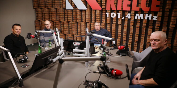 24.11.2023. Kielce. Sportowa Debata. Na zdjęciu (od lewej): Paweł Papaj - wiceprezes KS Iskra Kielce, Damian Wysocki - portal wkielcach.info, Jakub Rożek - Radio Kielce, Janusz Majewski - PAP / Fot. Wiktor Taszłow - Radio Kielce