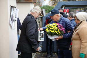 Kieleccy samorządowcy i parlamentarzyści kwestują na kieleckich cmentarzach - Radio Kielce