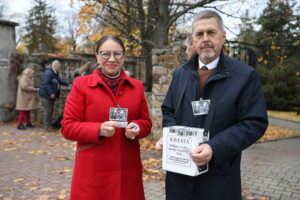Kieleccy samorządowcy i parlamentarzyści kwestują na kieleckich cmentarzach - Radio Kielce