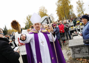 Msze na kieleckich cmentarzach we Wszystkich Świętych