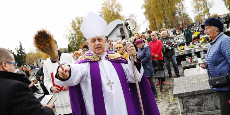 Msze na kieleckich cmentarzach we Wszystkich Świętych