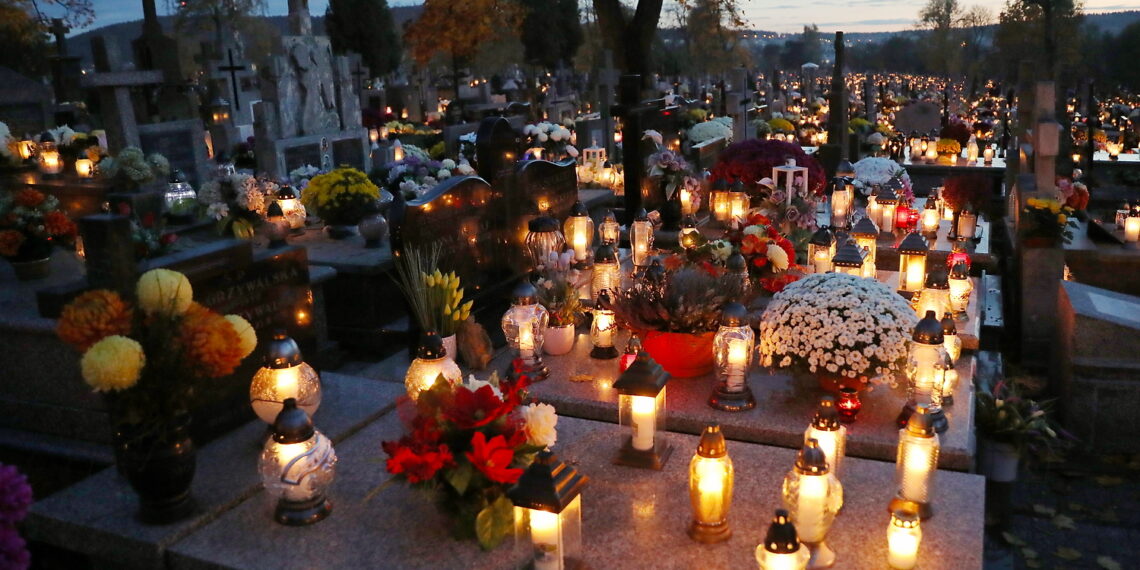 01.11.2023. Kielce. Nekropolie nocą. / Fot. Wiktor Taszłow - Radio Kielce