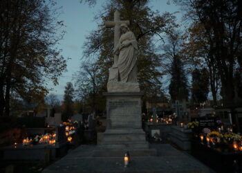 01.11.2023. Kielce. Nekropolie nocą. / Fot. Wiktor Taszłow - Radio Kielce