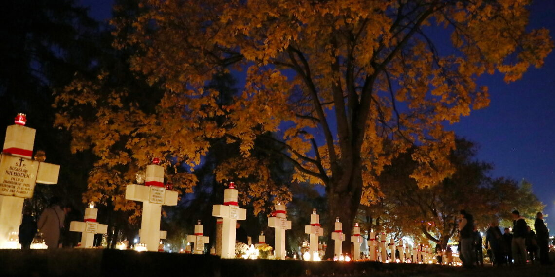 01.11.2023. Kielce. Nekropolie nocą. / Fot. Wiktor Taszłow - Radio Kielce