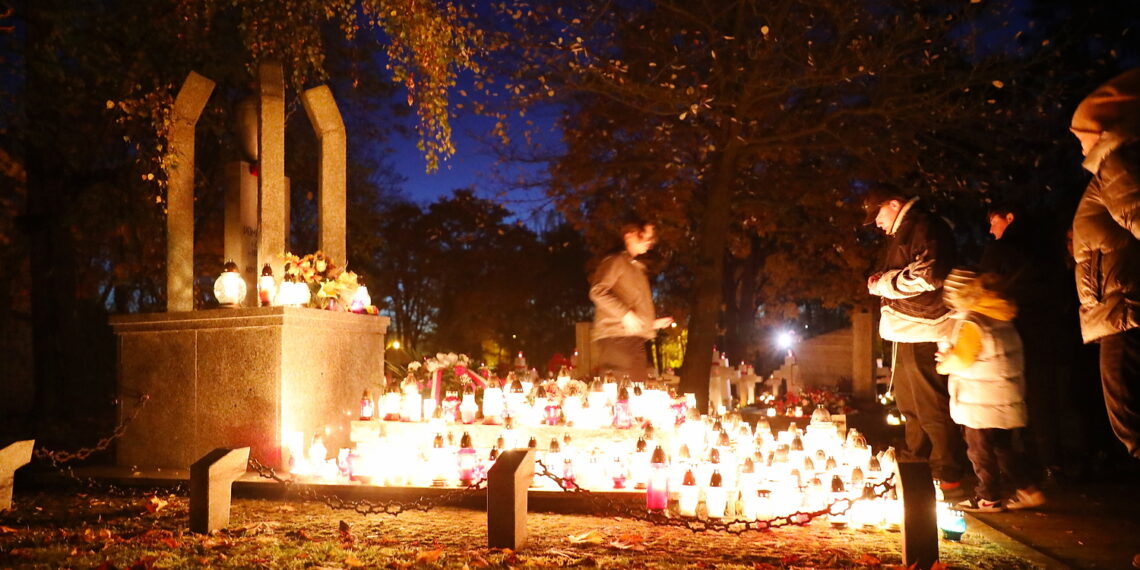 01.11.2023. Kielce. Nekropolie nocą. / Fot. Wiktor Taszłow - Radio Kielce