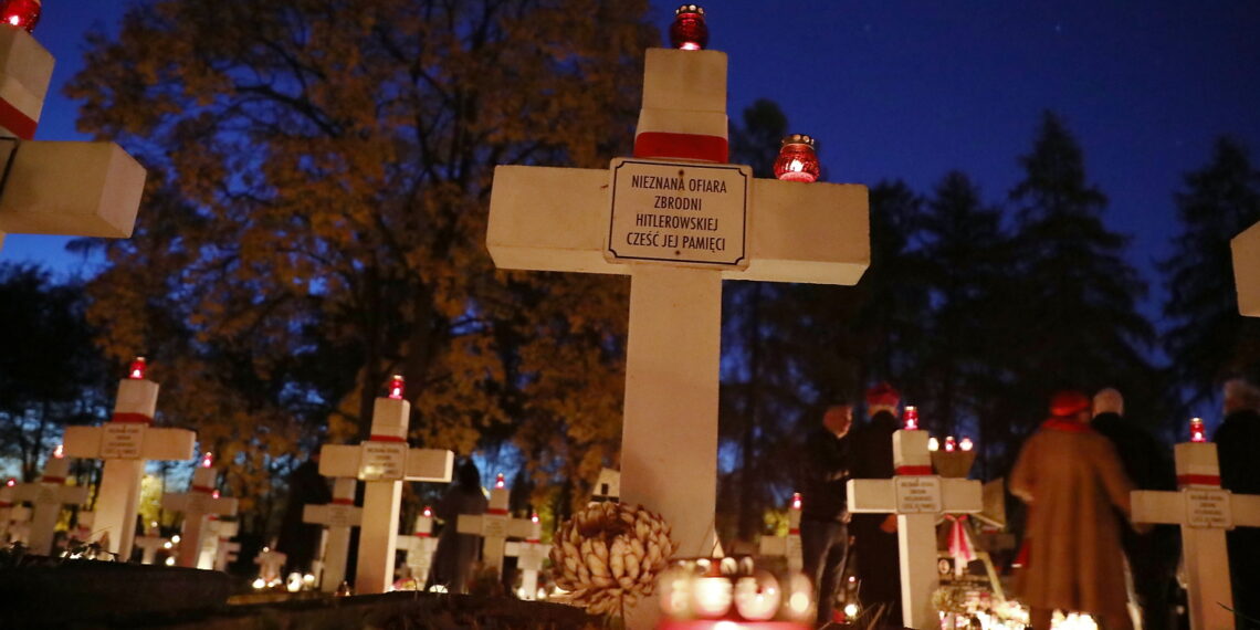 01.11.2023. Kielce. Nekropolie nocą. / Fot. Wiktor Taszłow - Radio Kielce