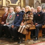 11.11.2023. Kielce. Uroczystości 105. rocznicy odzyskania przez Polskę Niepodległości. Msza święta w intencji Ojczyzny. Na zdjęciu (od lewej): senator Krzysztof Słoń, Bożena Szczypiór - zastępca prezydenta Kielc, Zbigniew Koniusz - wojewoda świętokrzyski, Renata Janik - wicemarszałek województwa, Kazimierz Mądzik - świętokrzyski kurator oświaty, Rafał Nowak - wicewojewoda świętokrzyski / Fot. Wiktor Taszłow - Radio Kielce
