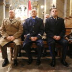 11.11.2023. Kielce. Uroczystości 105. rocznicy odzyskania przez Polskę Niepodległości. Msza święta w intencji Ojczyzny. Na zdjęciu (od lewej): płk Adam Włoczewski - komendant Centrum Przygotowań do Misji Zagranicznych, nadinsp. Jarosław Kaleta - Świętokrzyski Komendant Policji, nadbryg. Krzysztof Ciosek - Świętokrzyski Komendant Wojewódzki PSP / Fot. Wiktor Taszłow - Radio Kielce