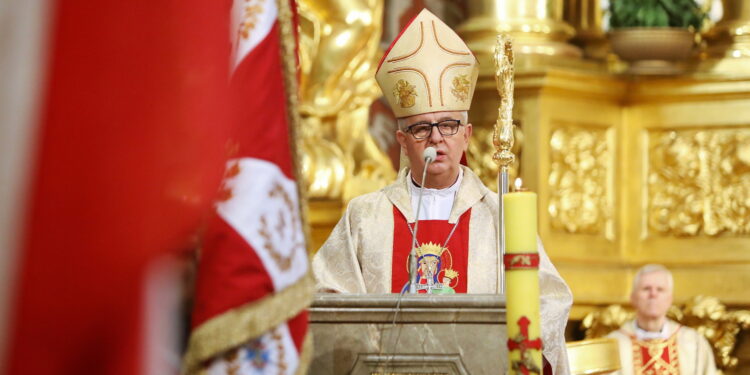 Biskup Jan Piotrowski: nasza tożsamość jest zagrożona przez ideologie i rezygnację z prawdy