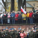 11.11.2023. Kielce. Wspólne śpiewanie hymnu przed Muzeum Narodowym / Fot. Wiktor Taszłow - Radio Kielce