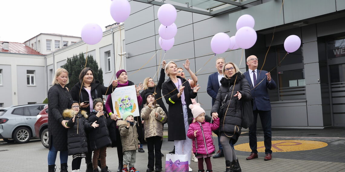 Kolorowe balony nad Centrum Matki i Noworodka