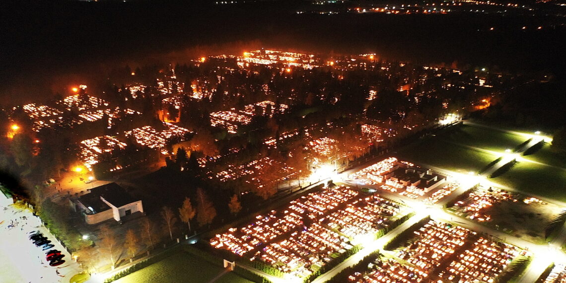 01.11.2023. Kielce. Cmentarz na Cedzynie widziany z drona. / Fot. Jarosław Kubalski - Radio Kielce