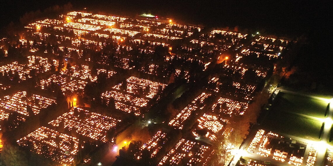 01.11.2023. Kielce. Cmentarz na Cedzynie widziany z drona. / Fot. Jarosław Kubalski - Radio Kielce