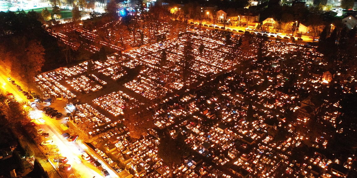 01.11.2023. Kielce. Cmentarze przy ulicy Ściegiennego widziane z drona. / Fot. Jarosław Kubalski - Radio Kielce