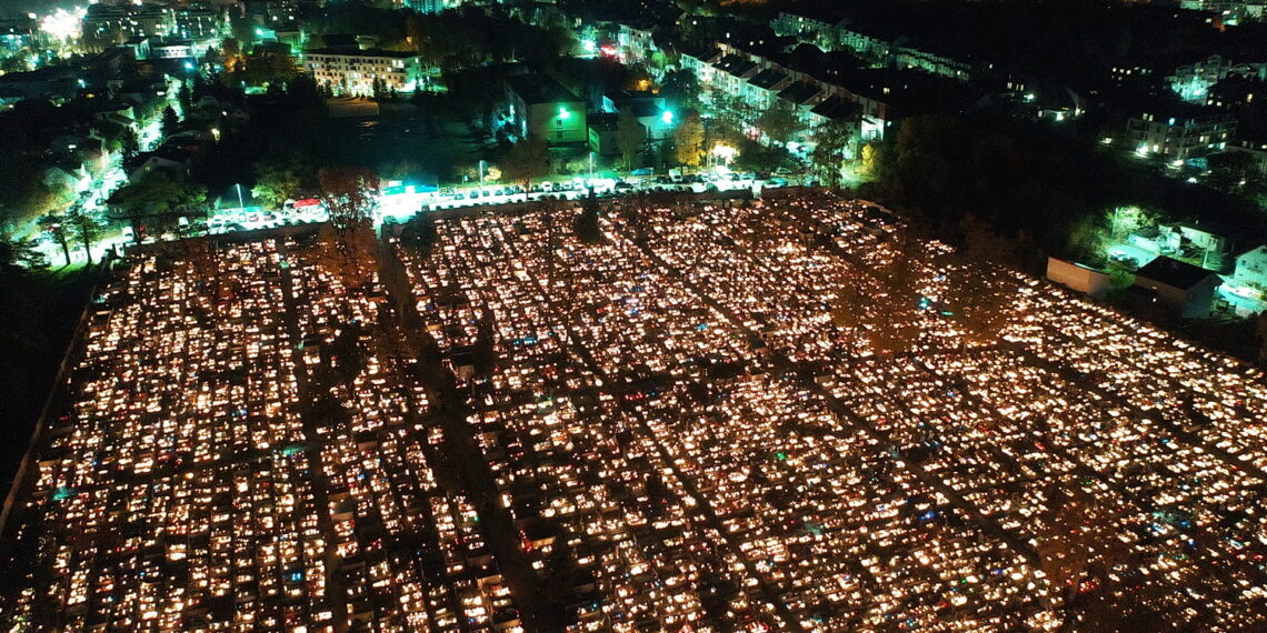 01.11.2023. Kielce. Cmentarze przy ulicy Ściegiennego widziane z drona. / Fot. Jarosław Kubalski - Radio Kielce