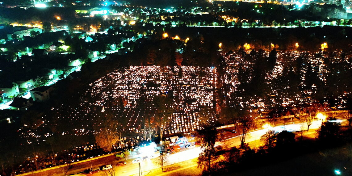 01.11.2023. Kielce. Cmentarze przy ulicy Ściegiennego widziane z drona. / Fot. Jarosław Kubalski - Radio Kielce