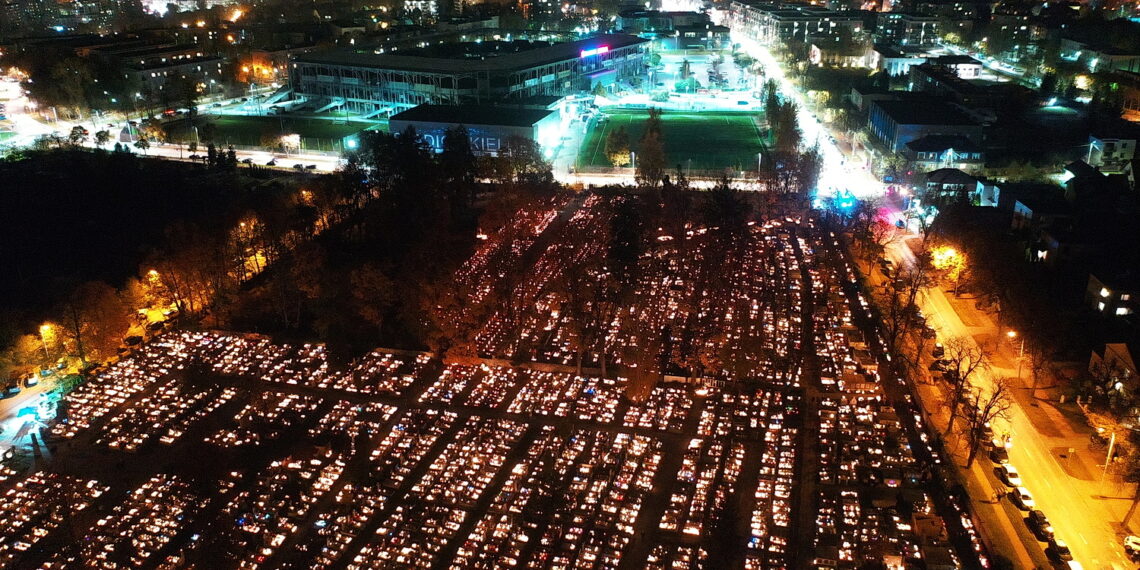 01.11.2023. Kielce. Cmentarze przy ulicy Ściegiennego widziane z drona. / Fot. Jarosław Kubalski - Radio Kielce